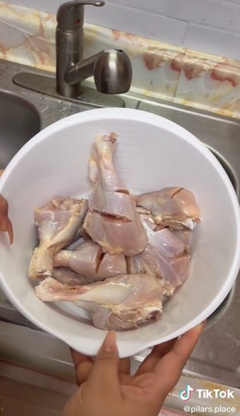 Cara mudah pisahkan lemak dari daging ayam tanpa menggunakan pisau