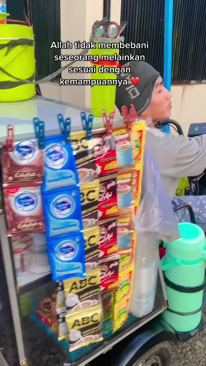 Miliki keterbatasan, pedagang keliling ini semangat berjualan