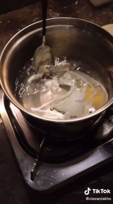 Cara rebus telur tanpa kulit agar kuningnya tak pecah dan tetap cantik