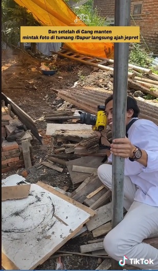 Manten ini minta foto di dekat tungku hajatan, hasil potretnya keren