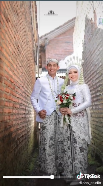 Manten ini minta foto di dekat tungku hajatan, hasil potretnya keren