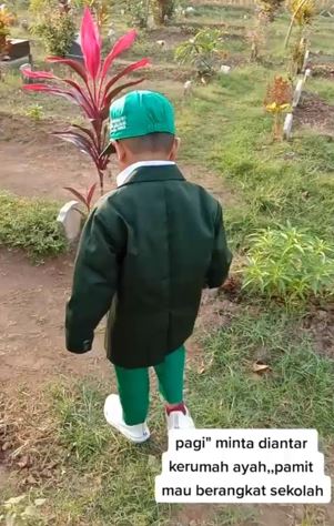 Bocah ke makam ayah untuk pamit sekolah, kisahnya menguras air mata