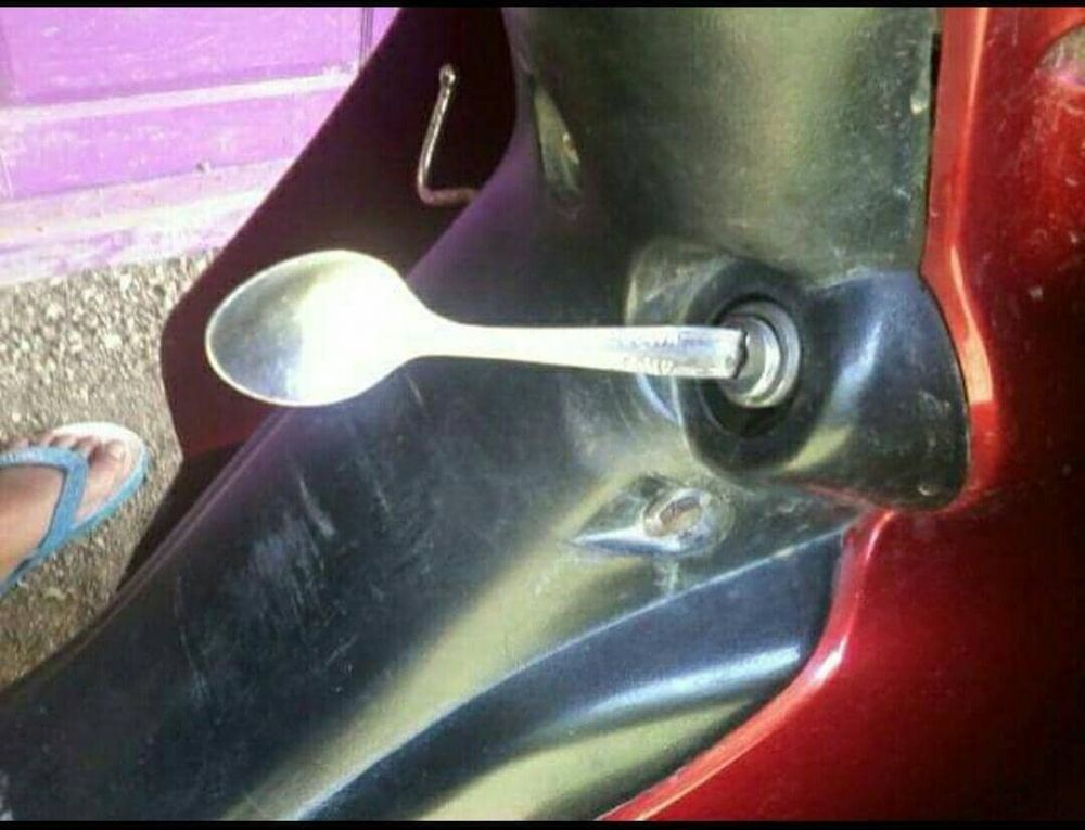 11 Momen lucu orang mengakali kerusakan motor, bikin nggak heran