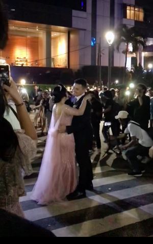 Momen unik pengantin rayakan pernikahan di Citayam Fashion Week