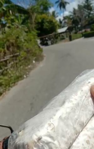 Aksi dua pria jujur kembalikan tempe yang jatuh di jalan, tuai pujian