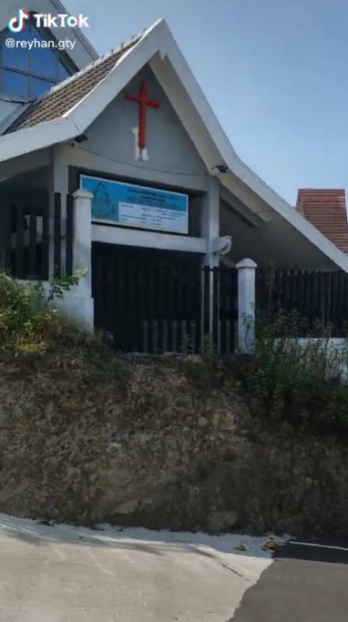 Penampakan pagar melayang ini bikin geleng kepala lihatnya, unik abis