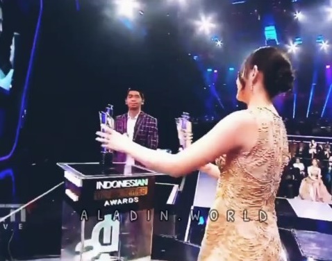 9 Momen Arya Saloka dan Amanda Manopo reuni di acara penghargaan