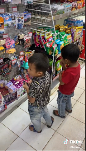 Tak tega lihat bocah cuma tonton mainan, aksi pegawai toko ini mulia