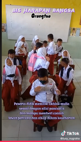 Aksi siswa SD praktikan sikap toleransi di kendaraan umum, bikin salut