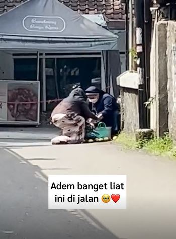 Aksi wanita berhijab menolong biarawati di pinggir jalan, tuai pujian