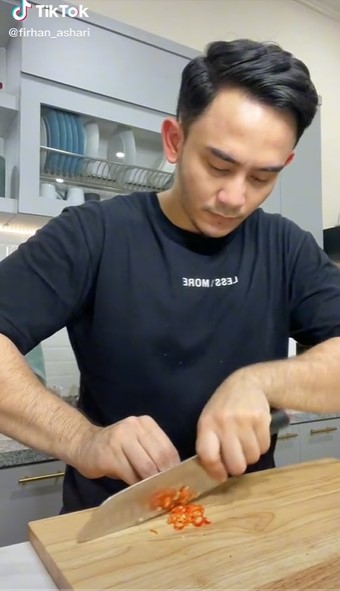 Cara mencegah panas di tangan saat memotong cabai, cuma pakai 1 bahan