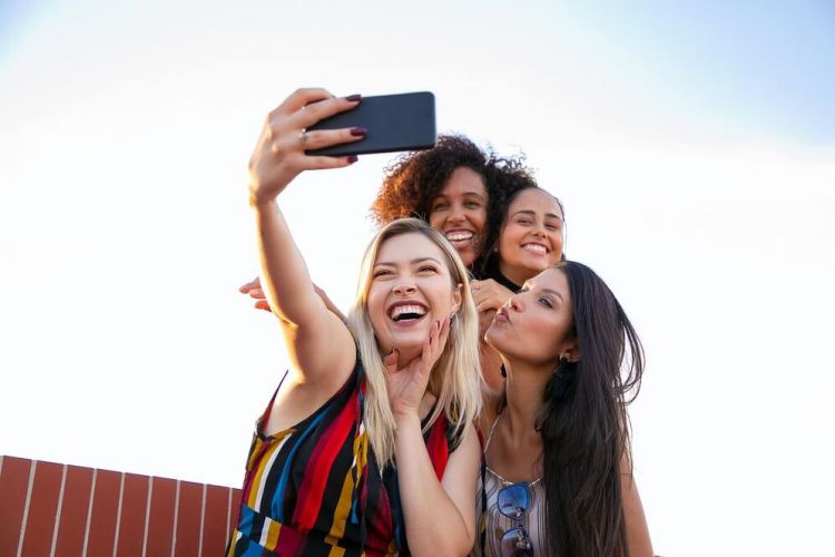 11 Aplikasi penghapus objek mengganggu di foto, gratis & berbayar