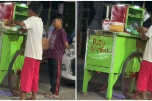 Bocah ini rela jualan kue putu sampai malam, alasannya bikin haru