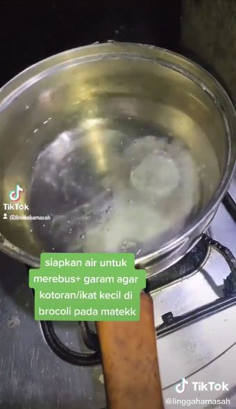 Cara merebus brokoli agar warnanya tetap hijau segar, mudah ditiru
