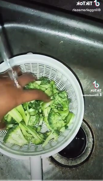 Cara merebus brokoli agar warnanya tetap hijau segar, mudah ditiru