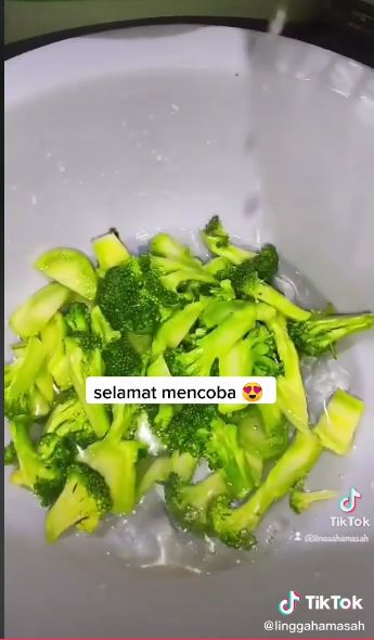 Cara merebus brokoli agar warnanya tetap hijau segar, mudah ditiru