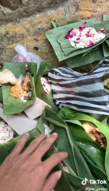 Aksi pemuda makan sesajen di kuburan, bikin yang lihat merinding