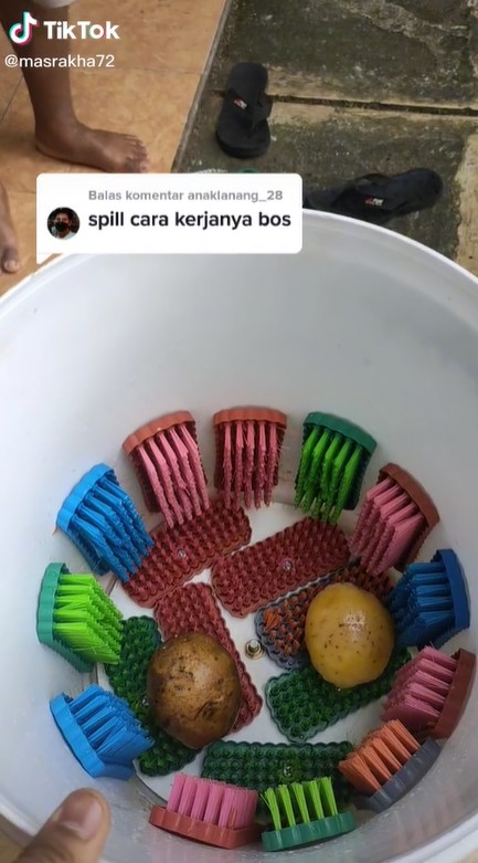 Cara mengupas kentang pakai sikat cuci baju ini unik dan kreatif abis