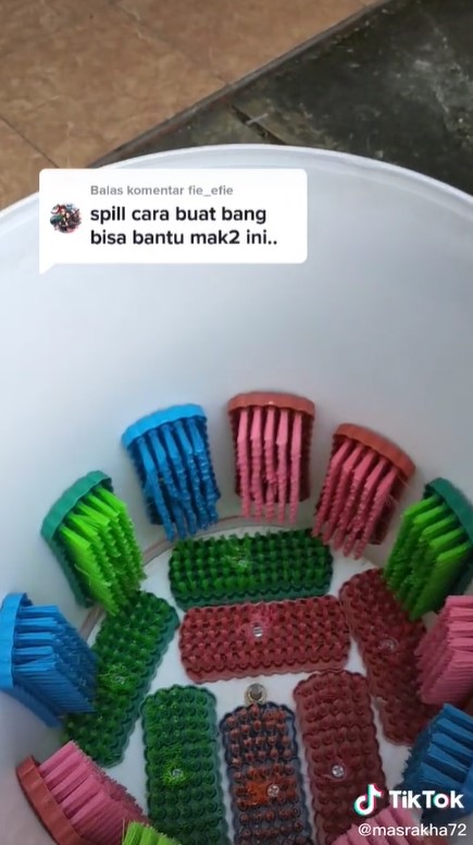 Cara mengupas kentang pakai sikat cuci baju ini unik dan kreatif abis