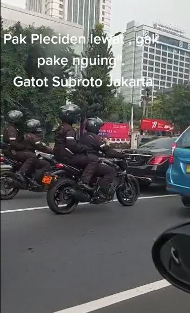 Momen Presiden Jokowi terjebak macet, santai tak pakai sirine
