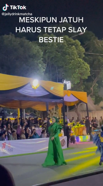 Model Jember Carnaval jatuh saat fashion show, reaksinya panen pujian