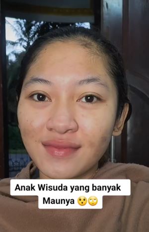 Wanita ini makeup wisuda dengan tema korean look, bak boneka hidup