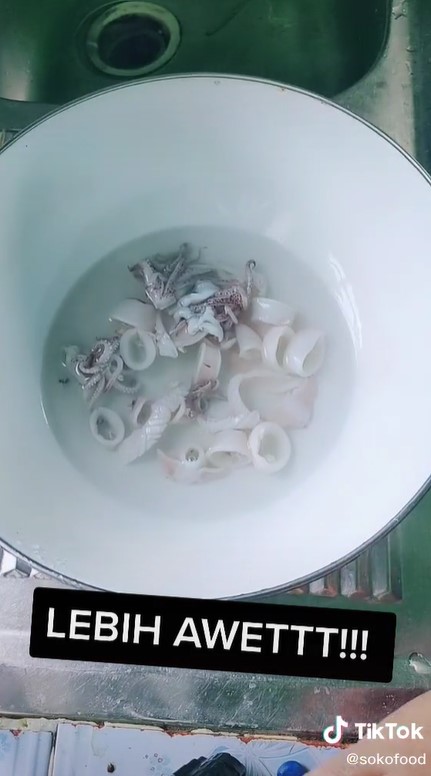 Trik menyimpan cumi ini bikin segarnya tahan lama dan antibau