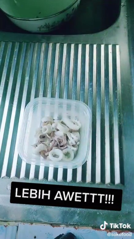 Trik menyimpan cumi ini bikin segarnya tahan lama dan antibau