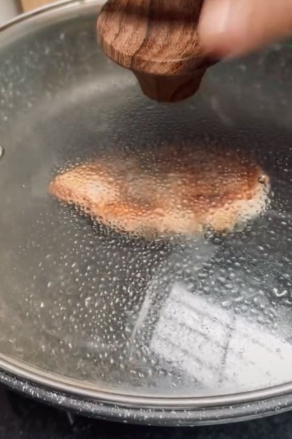 A practical way to fry chicken breasts so that they are soft and not dry, minimal oil