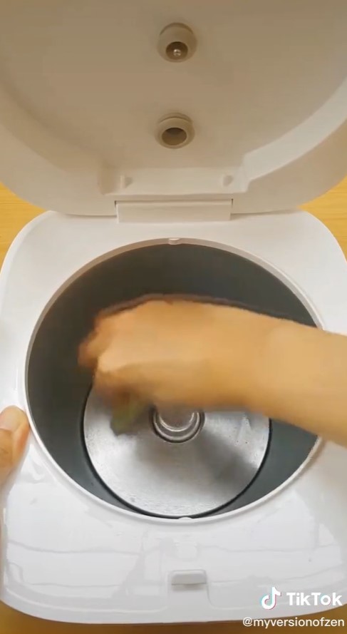 Don't get me wrong, this is how to clean the rice cooker to make it last longer