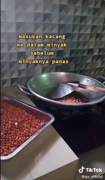 Cara simpel goreng kacang tanah agar matang merata dan antigosong