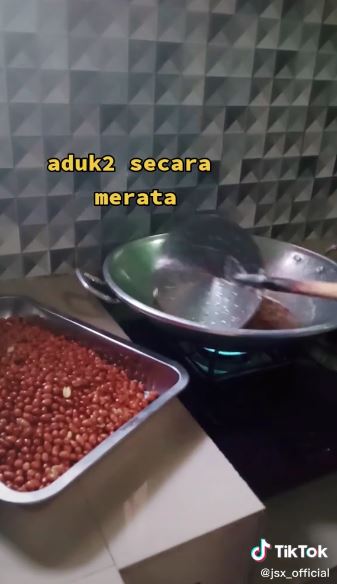 Cara simpel goreng kacang tanah agar matang merata dan antigosong