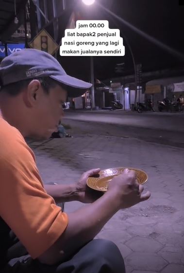 Kisah penjual nasi goreng makan dagangan sendiri sebab sepi pembeli
