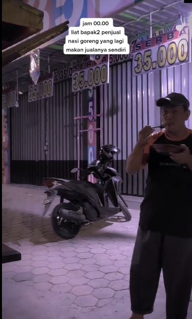 Kisah penjual nasi goreng makan dagangan sendiri sebab sepi pembeli