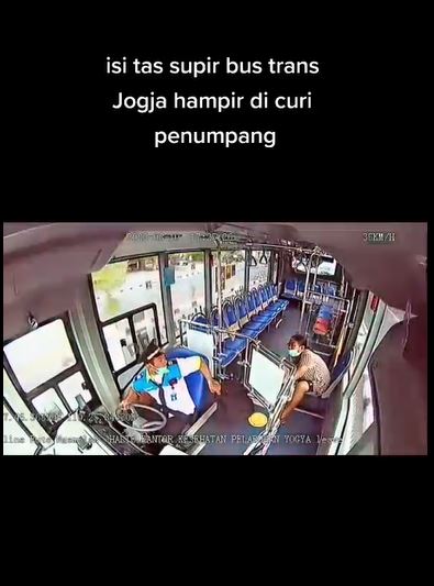 Detik-detik penumpang Trans Jogja nyaris curi tas sopir, bikin emosi
