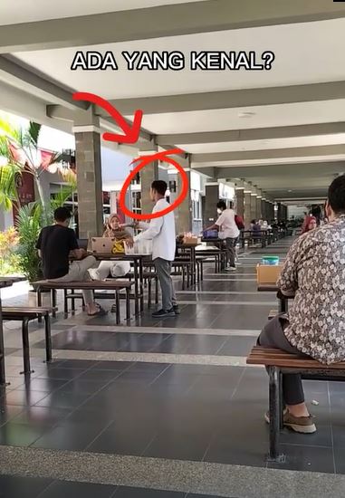 Cara pemuda ini jajakan dagangan bikin geregetan sekaligus ngakak