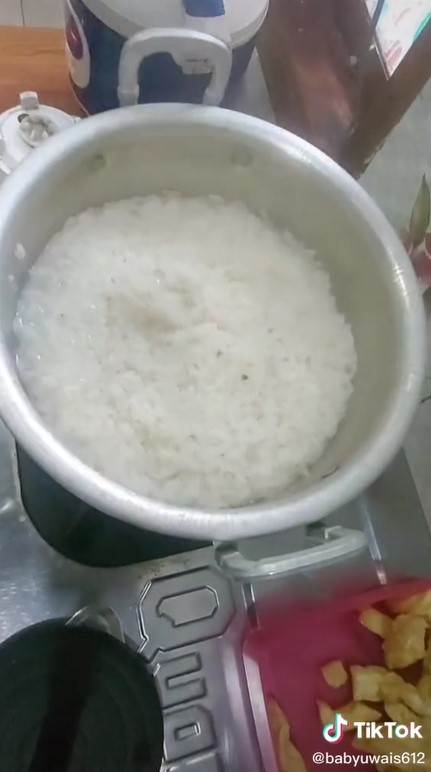 Cara simpel menanak nasi di kompor, dijamin pulen dan tak berkerak