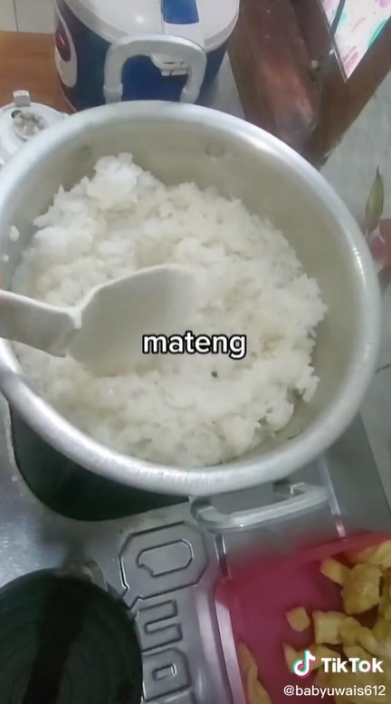 Cara simpel menanak nasi di kompor, dijamin pulen dan tak berkerak