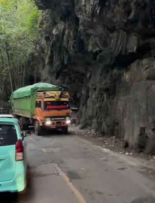 Ganti klakson pakai lagu 17 Agustus, sopir truk ini tuai pujian