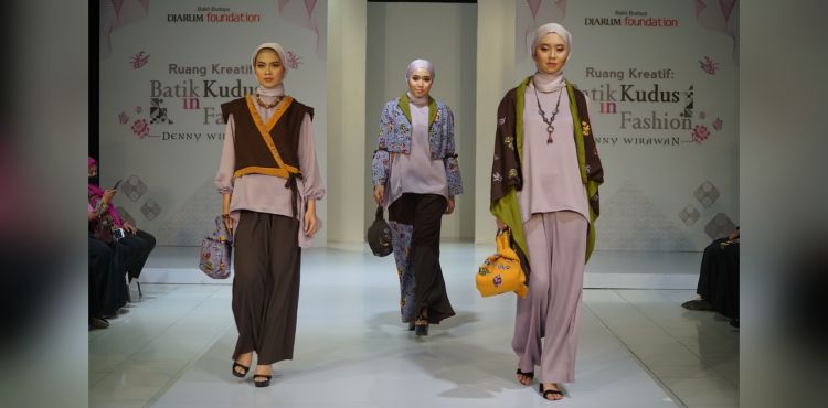 Para siswa SMK ini mengolah Batik Kudus jadi karya feysen yang keren