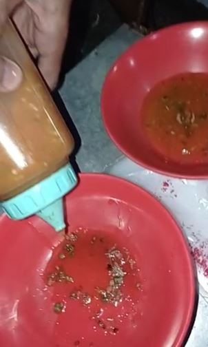 Tukang bakso ini asyik karaokean, pembeli lakukan hal tak terduga
