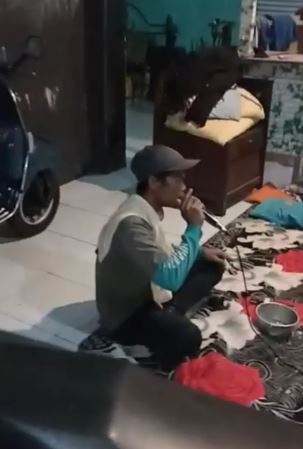 Tukang bakso ini asyik karaokean, pembeli lakukan hal tak terduga
