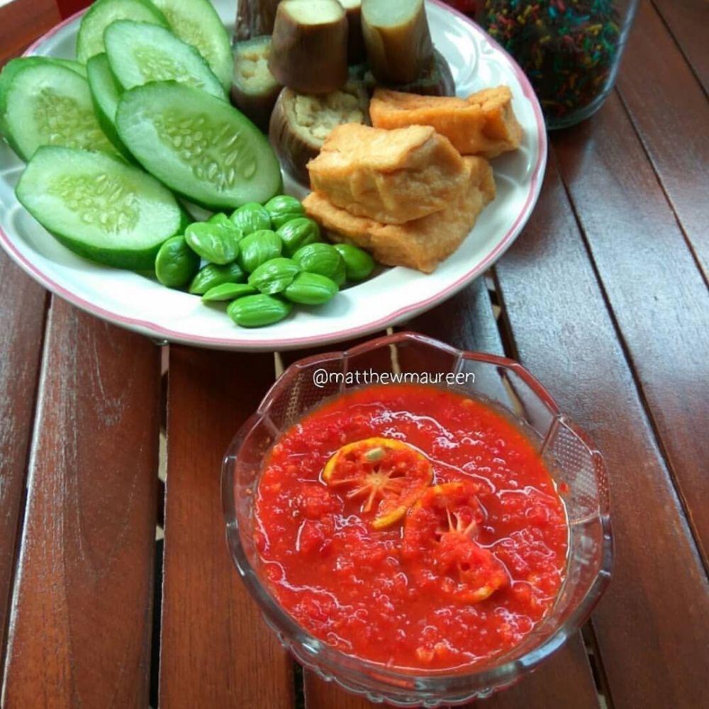 11 Resep sambal tomat mentah, segar dan pedasnya nendang di lidah