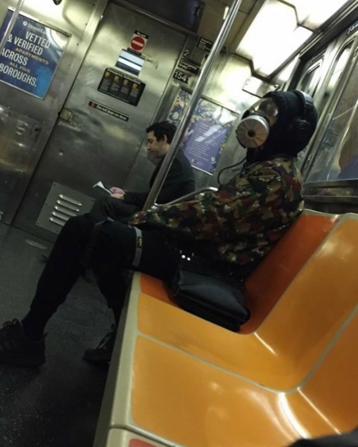 27 Potret kelakuan absurd penumpang kereta kenakan masker