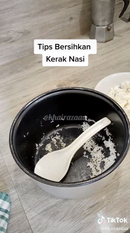Tak perlu direndam, ini cara cepat bersihkan kerak nasi di rice cooker