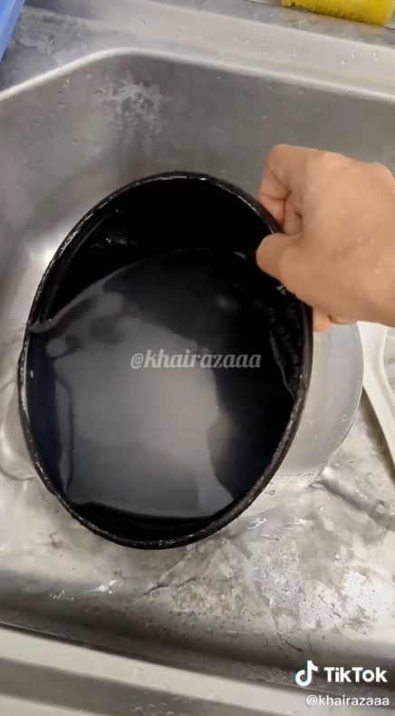 Tak perlu direndam, ini cara cepat bersihkan kerak nasi di rice cooker