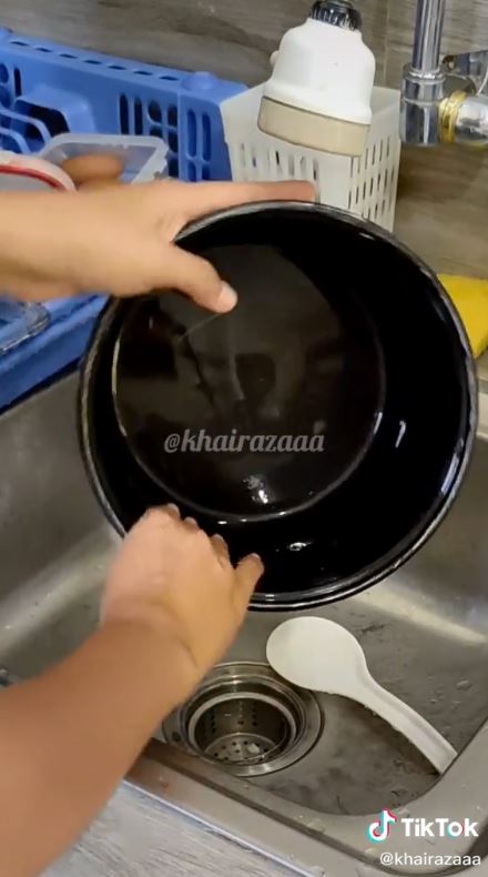 Tak perlu direndam, ini cara cepat bersihkan kerak nasi di rice cooker