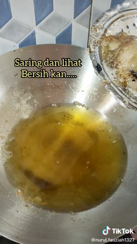 Cara menjernihkan minyak goreng bekas, simpel cuma pakai satu bahan