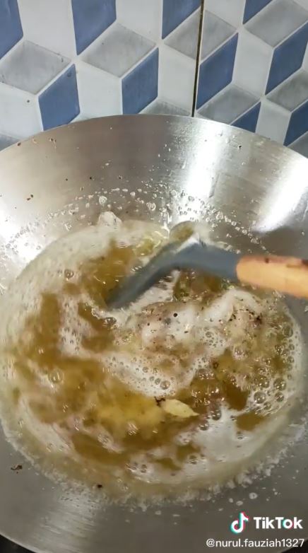 Cara menjernihkan minyak goreng bekas, simpel cuma pakai satu bahan