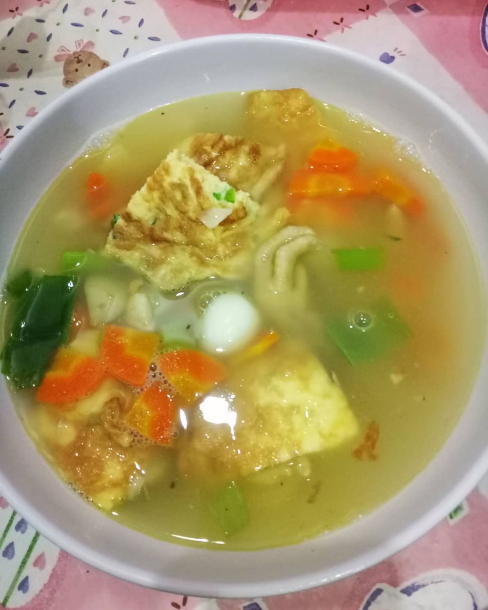 13 Resep olahan telur dadar kuah, simpel, nikmat, dan menggugah selera